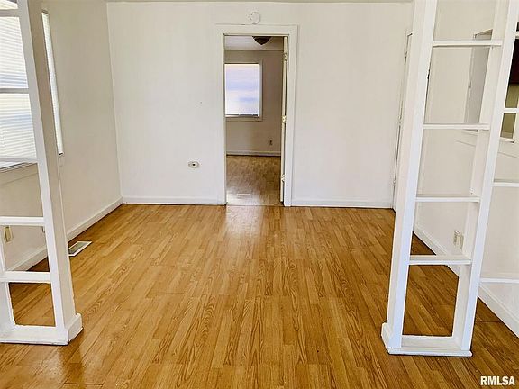 2nd image of 1118 S Martin Luther King Jr Dr