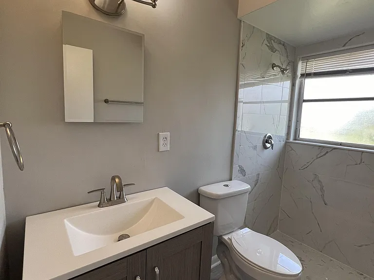 1920 W Lakeview Blvd #1 — Photo 8