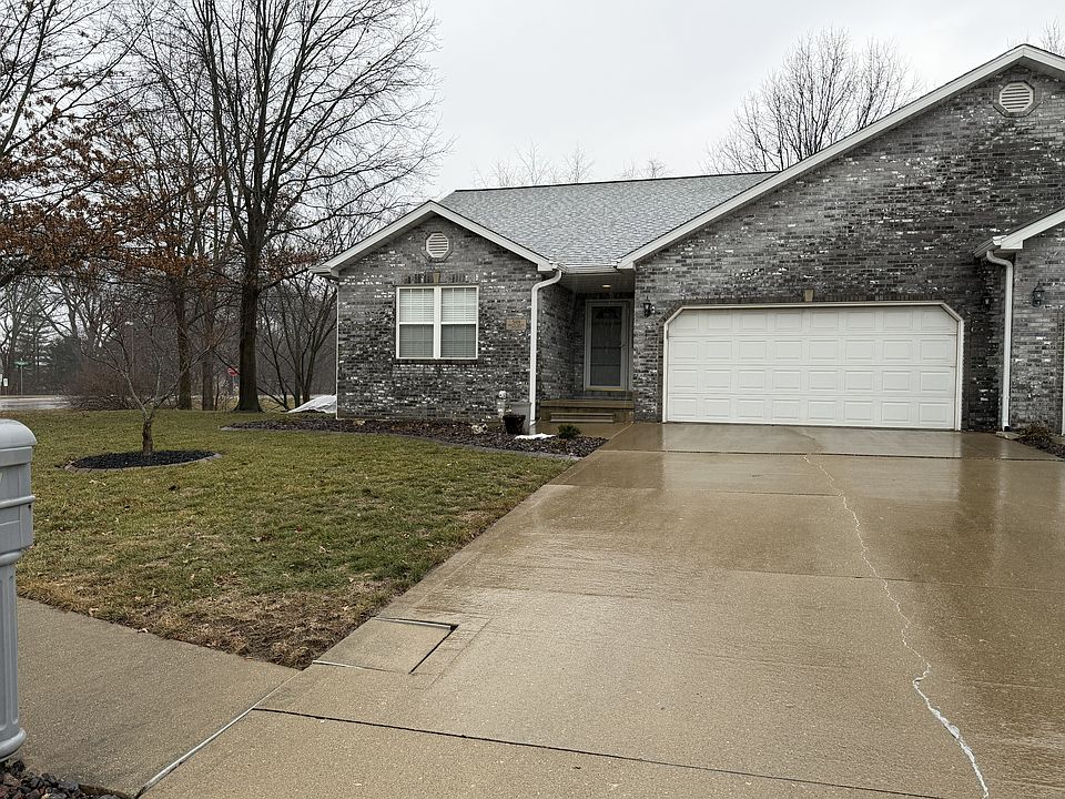 Street View / 2 car garage