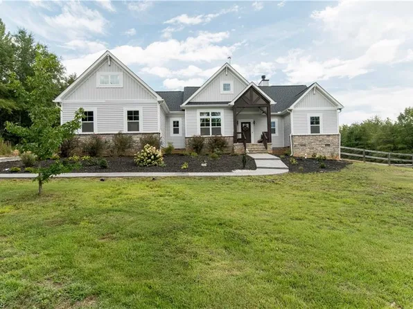 1120 Kayla Ridge Rd, Walnut Cove, NC 27052