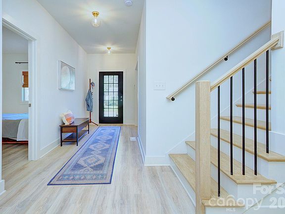 3rd image of 526 Seldon Dr
