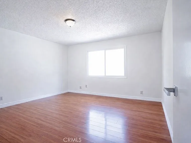 24033 Welby Way — Photo 15