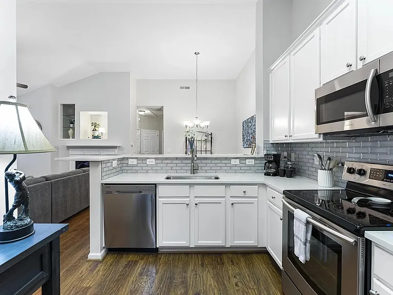 1108 Vermillion Dr — Photo 8