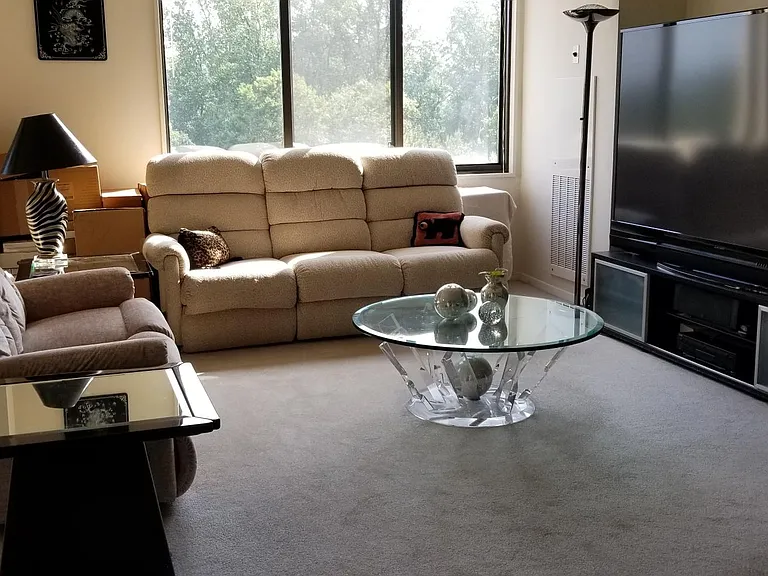 Beautiful condo with plenty of natural sunlight!