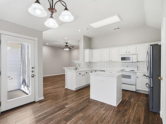 5th image of 1202 Defford Ln