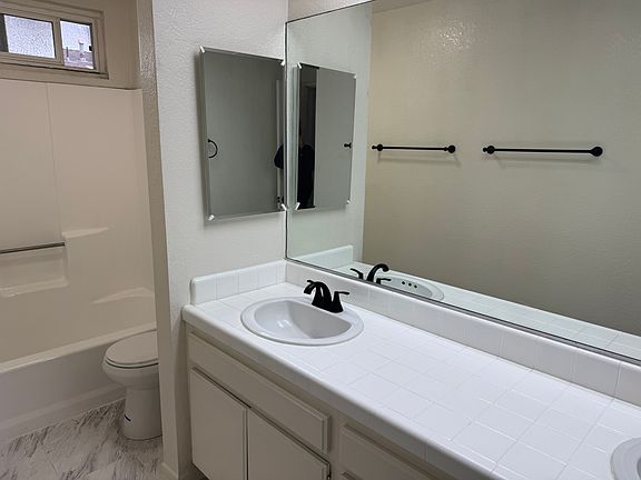 5th image of 2027 Artesia Blvd APT B