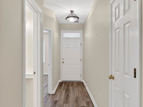3rd image of 1034 Avenshire Circle