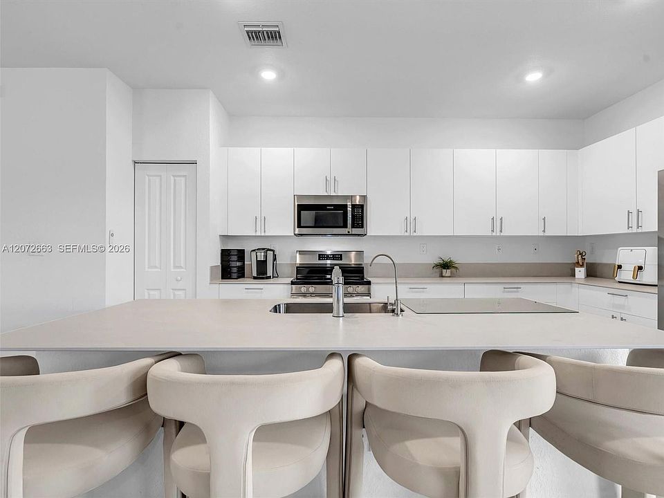 1st image of 2832 SE 23rd Ave #0