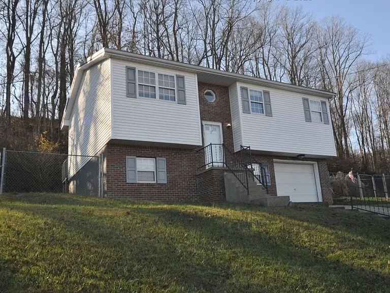 111 Phyllis Dr — Photo 4