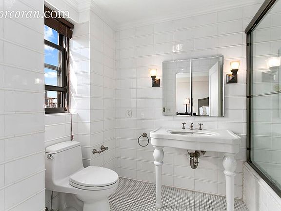 5th image of 165 E 72nd St APT 20L