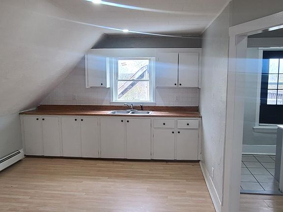 3rd image of 18 Greenwood Pl #3