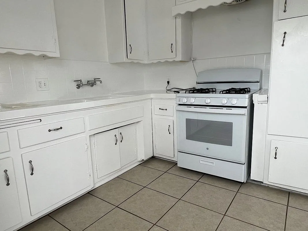 2 bed, 1.0 bath, 875 sqft, $2,400 — Photo 1