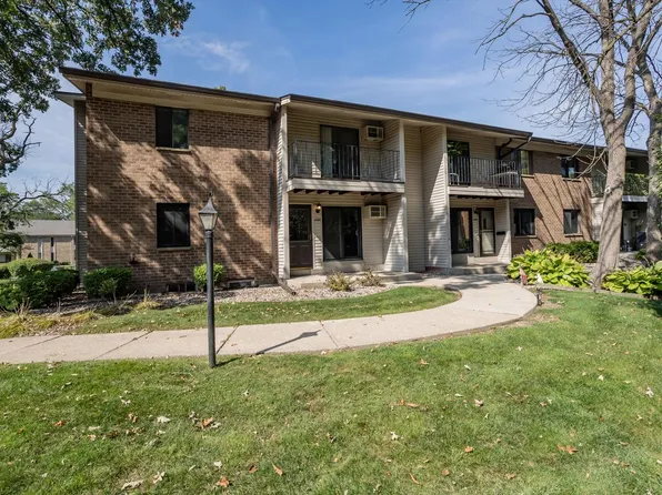 1698 South Carriage LANE, New Berlin, WI 53151