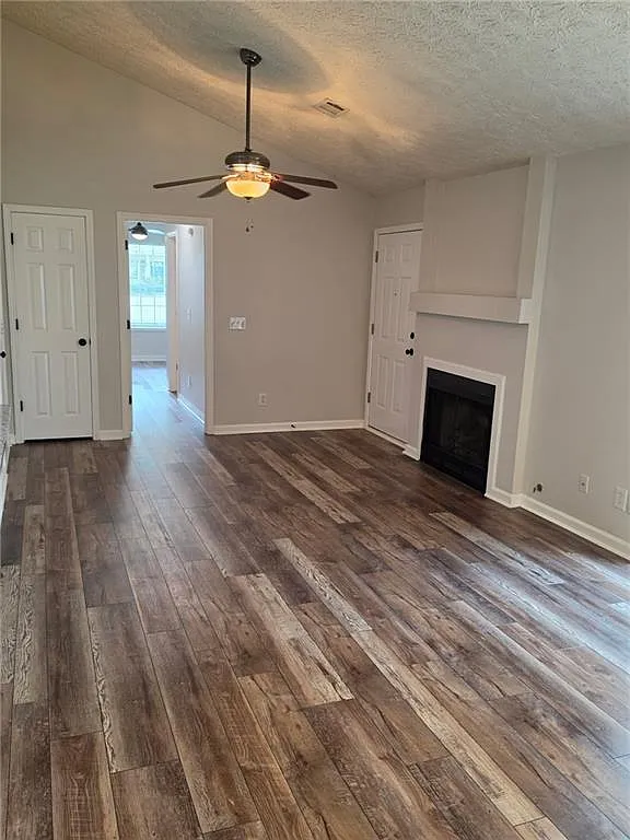 3 bed, 2.0 bath, 968 sqft, $1,950 — Photo 2