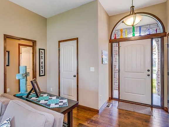 3rd image of 524 E Stone Lake Dr