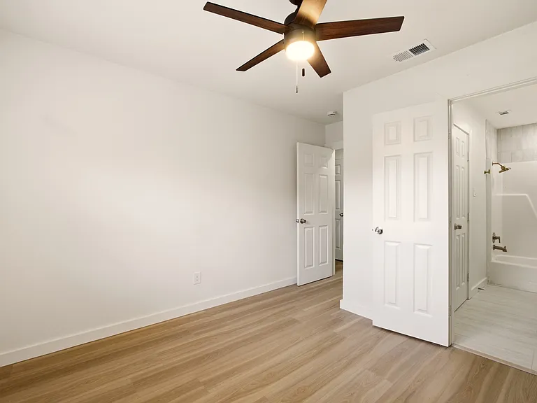 908 Isbell Rd #B — Photo 21