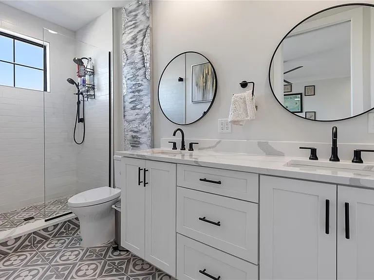 64 N Park Ave — Photo 21