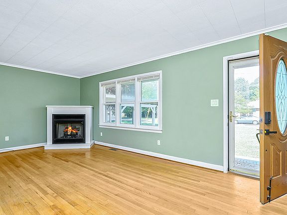 3rd image of 1510 Crescent Dr