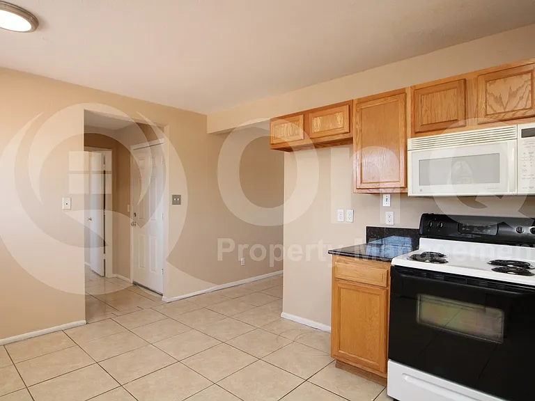 4312 E Burgess Ln — Photo 2