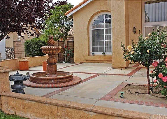 Spacious front patio with fountain