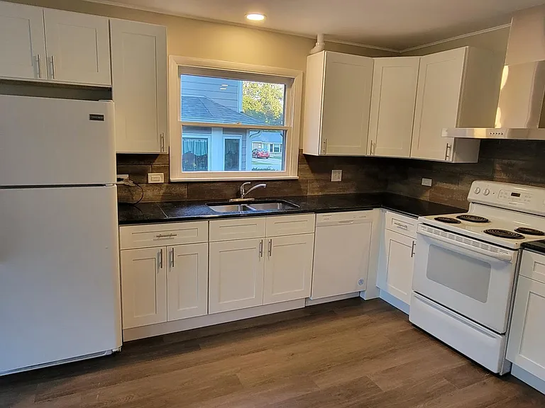 1406 Manchester Rd — Photo 3