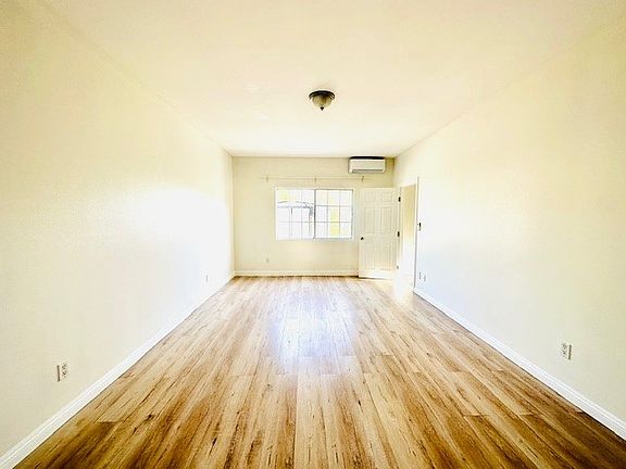 3rd image of 1139 E Elma St #B