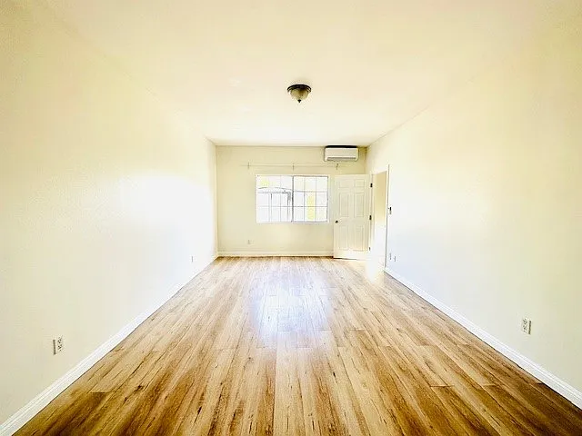 1139 E Elma St — Photo 1