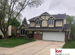 807 Oak Ridge Rd, Papillion, NE 68046