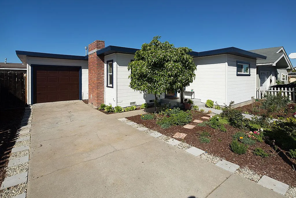 1675 Kenneth St photo 1