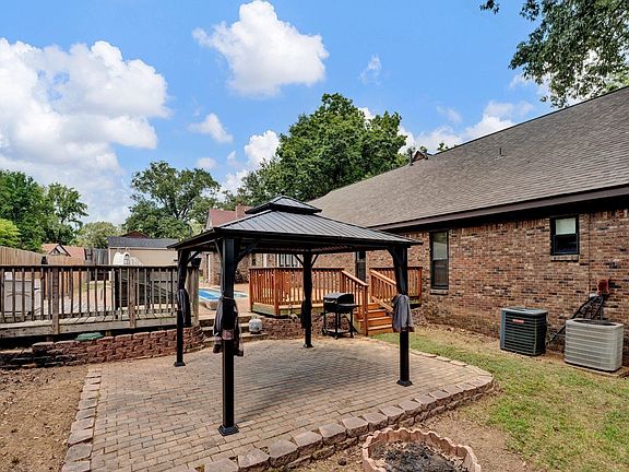 3rd image of 2323 E Lake Oaks Dr