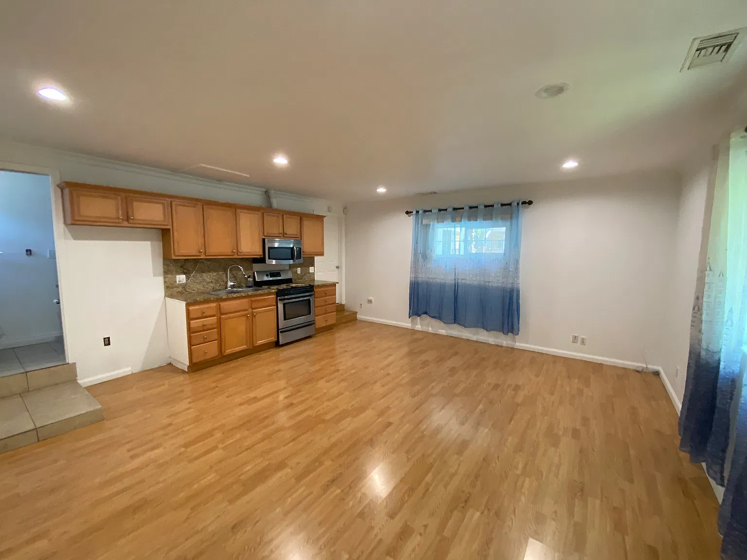 7022 Mammoth Ave — Photo 2
