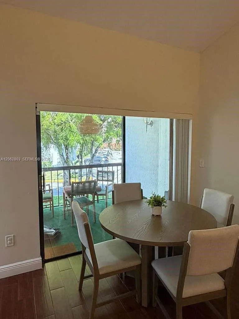 2 bed, 1000 sqft, $2,600 — Photo 2