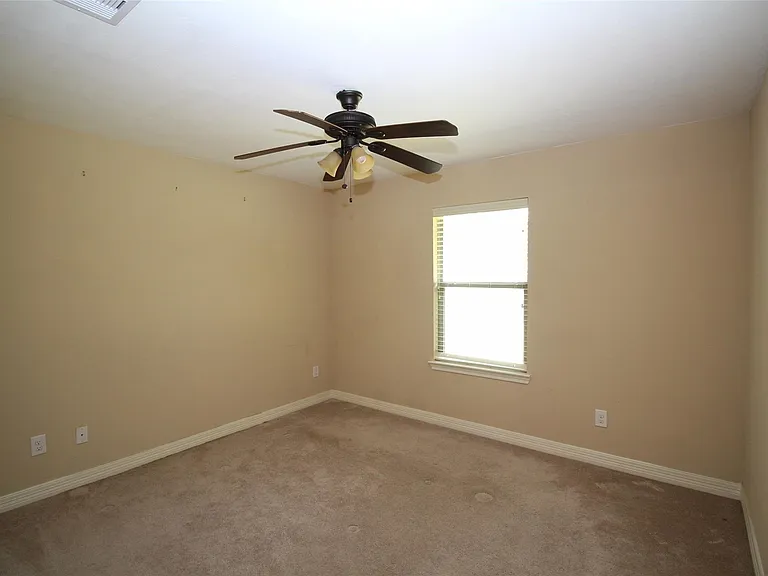1504 Glen Oaks Dr — Photo 6