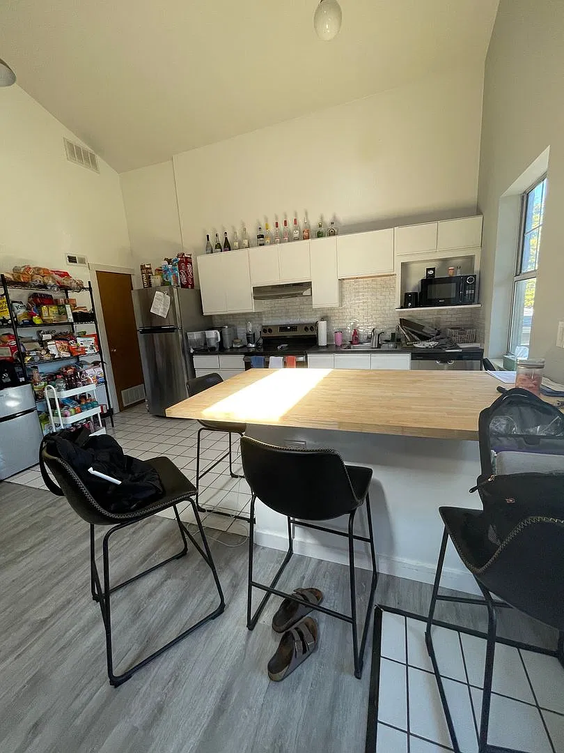 2169 Indianola 4 bedroom 2 full bath units — Photo 2
