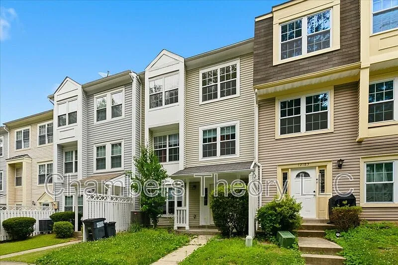 3 bed, 2.5 bath, 1524 sqft, $2,350 — Photo 2