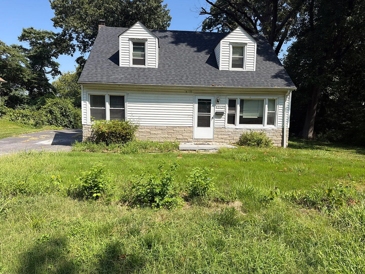 Spacious 4-Bedroom Home with Garage & Breezeway — Photo 1