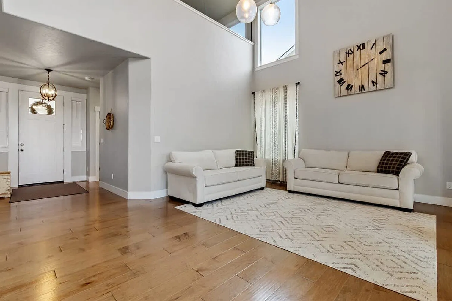 5 bed, 3.0 bath, 925 sqft, $11,415 — Photo 4
