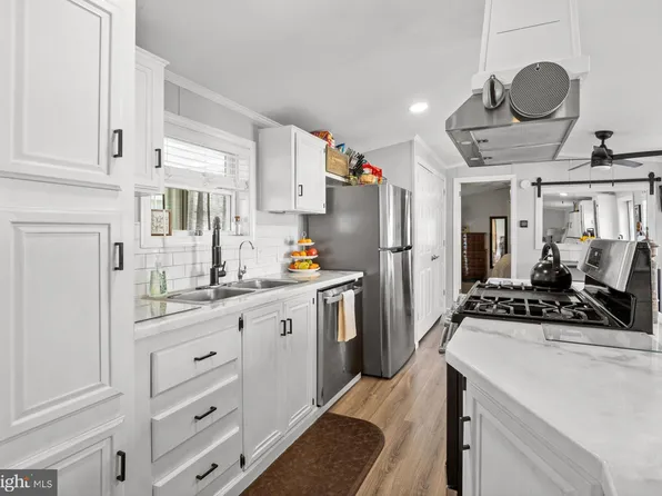 2304 Brownsville Rd Trailer G5, Feasterville Trevose, PA 19053