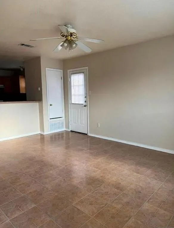 3 bed, 1110 sqft, $995 — Photo 3