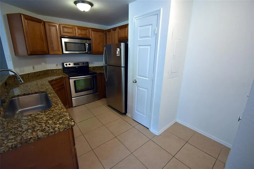 Building Photo - 2000 Erving Cir #208