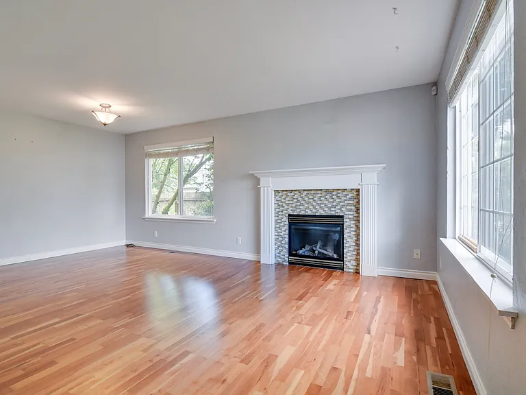 16920 Tulip Ln — Photo 3
