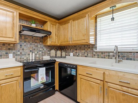 4th image of 1304 Theriot Rd