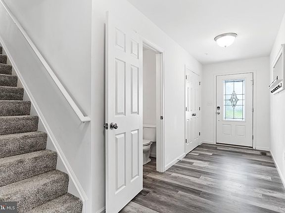 3rd image of 4625 Hamlin Ln