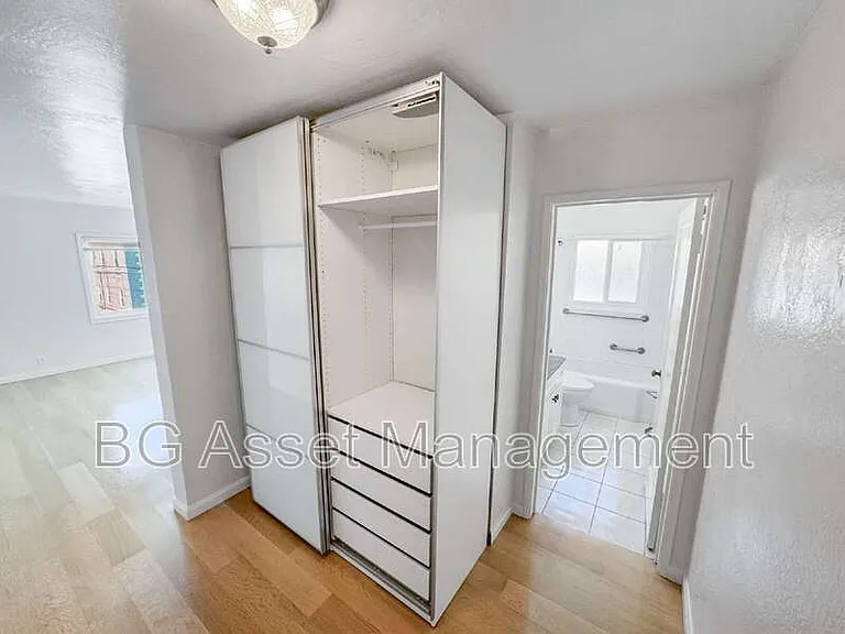 1919 Curtis St #9 — Photo 7