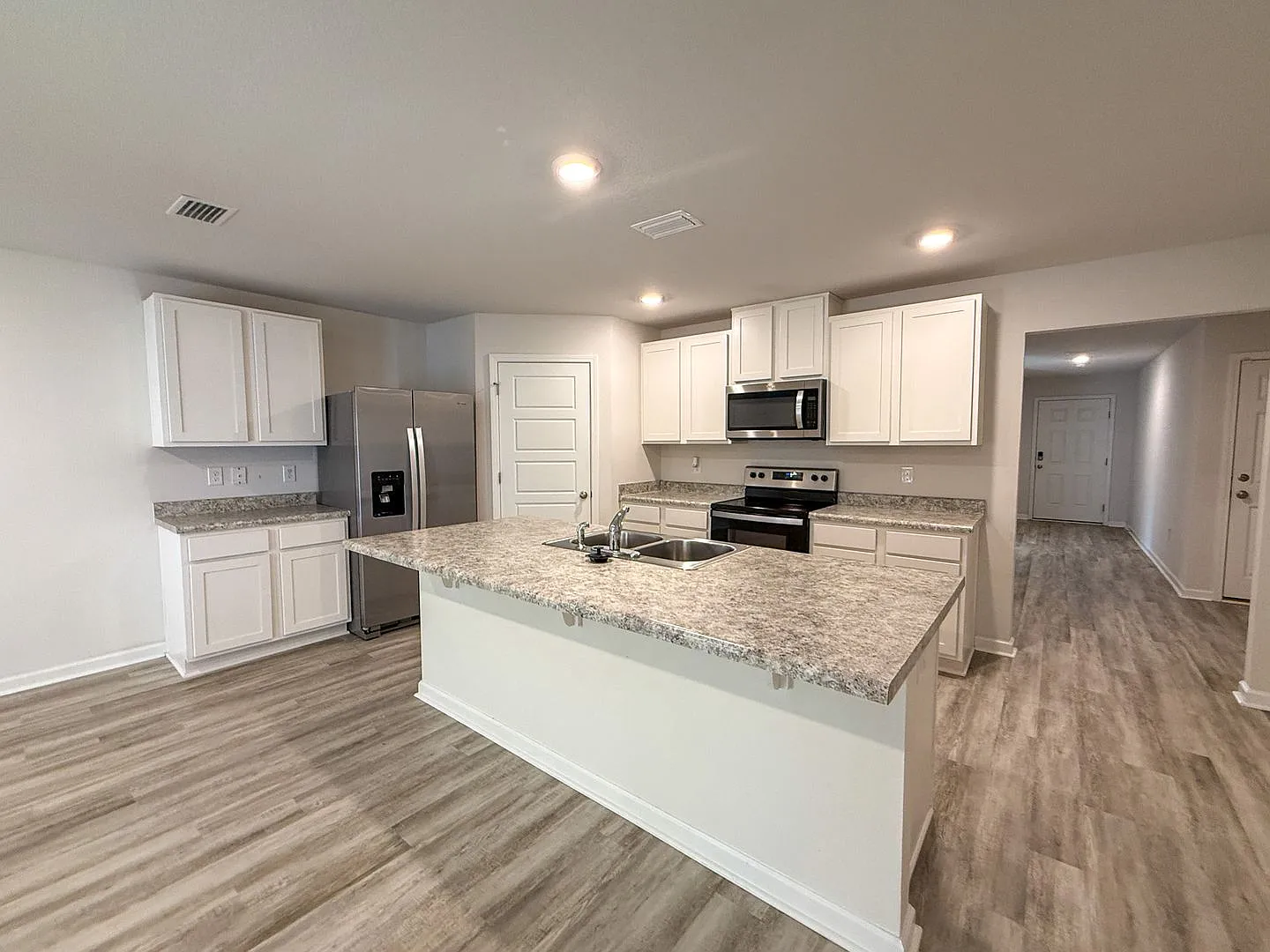 Spacious 4 Bedroom 2 Bath Home with Solar Panels! — Photo 2