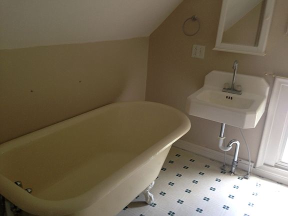 3rd image of 1536 Charles Ave