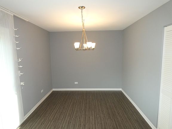 3rd image of 584 Kingston Ct