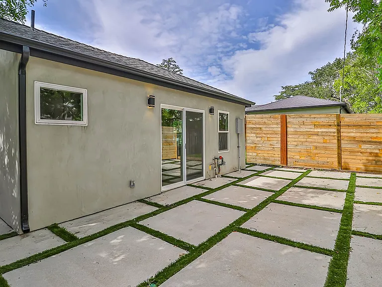 11801 Albers St — Photo 23