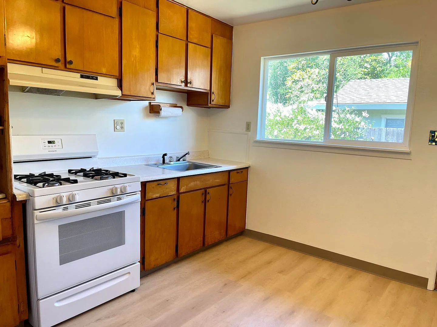 One level 2 bedroom duplex in Forestville! Near downtown! — Photo 4