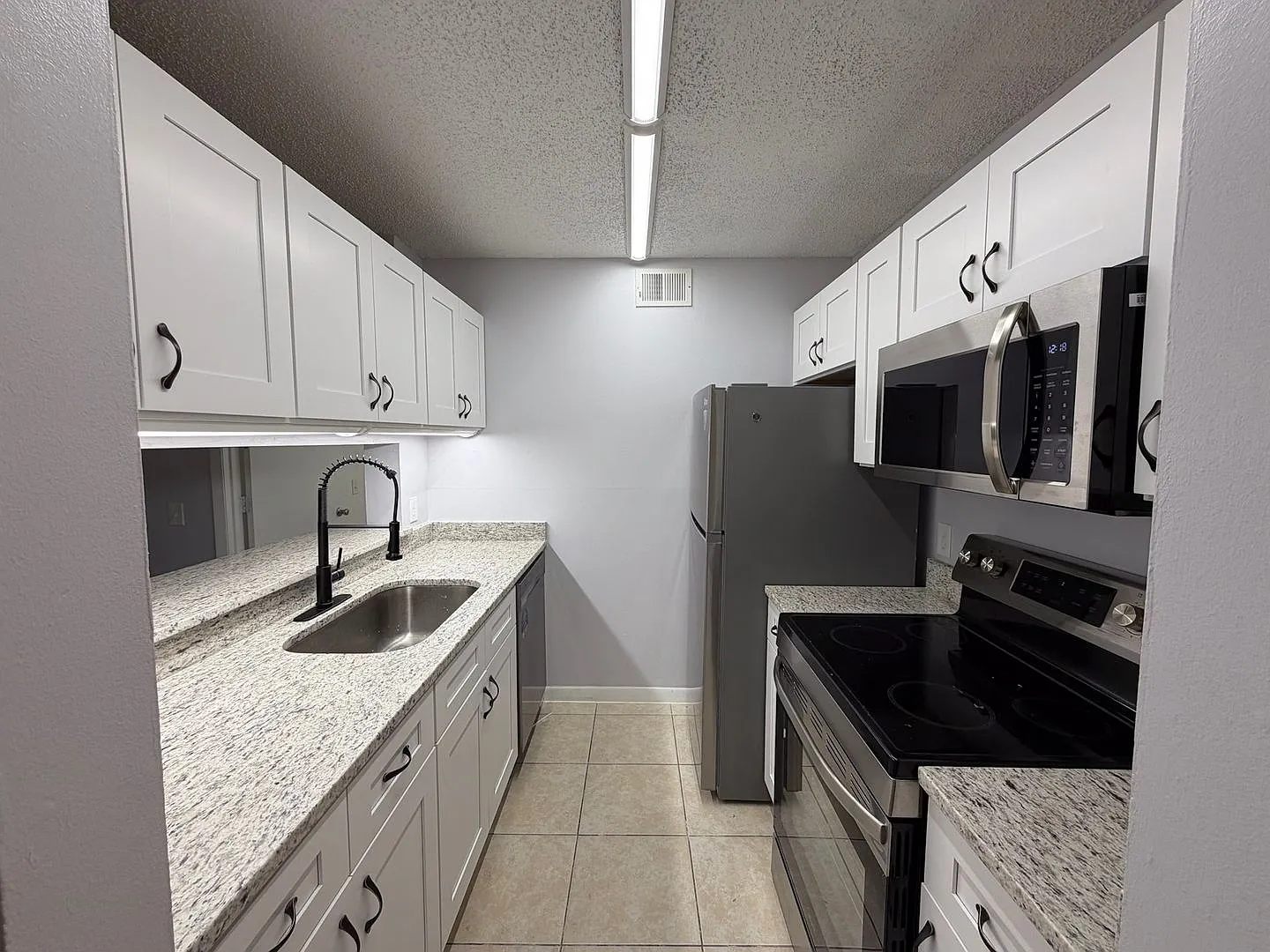 4BR/4BA Condo off SW 34th Street - available NOW! — Photo 3